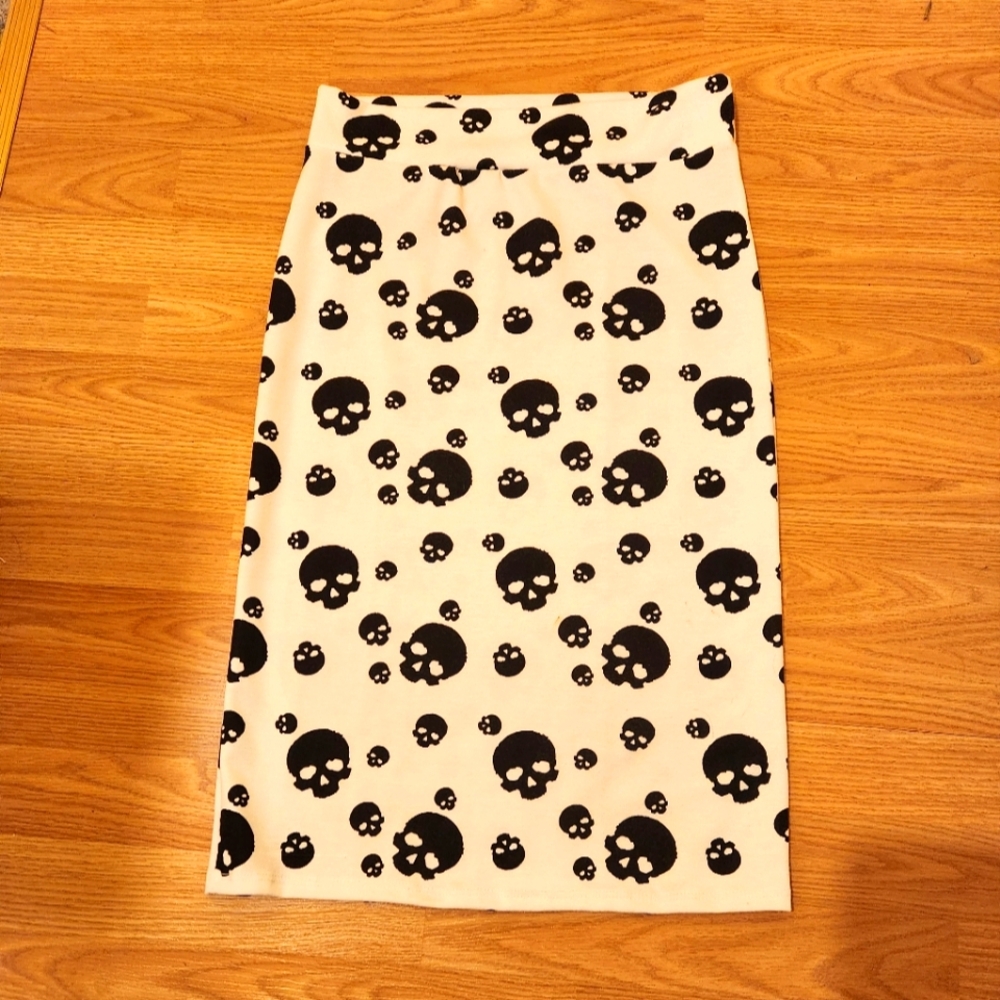 82 Days medium pencil skirt white with black skulls